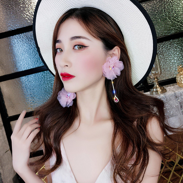 Cercei eleganti de dama in forma de floare