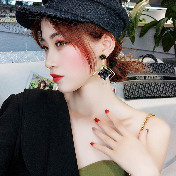 Cercei moderni de dama - in negru