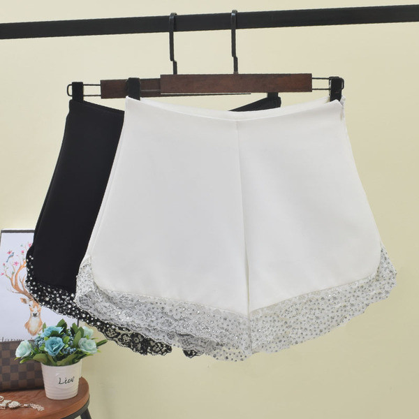 Pantaloni scurți de damă actuali cu dantelă în alb-negru