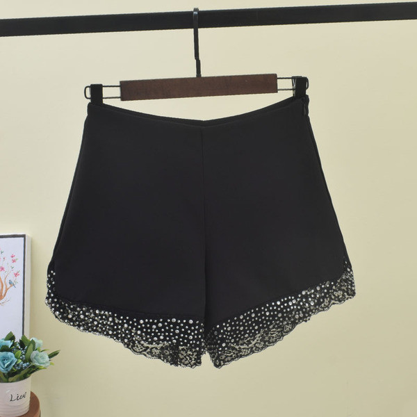 Pantaloni scurți de damă actuali cu dantelă în alb-negru