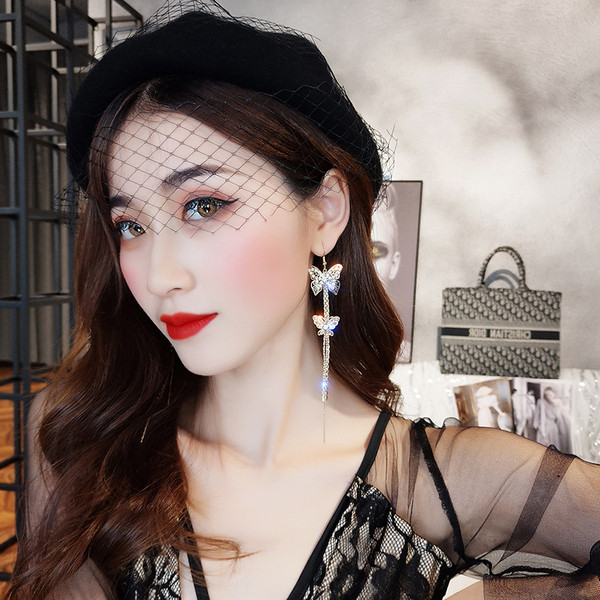 Cercei lungi de dama - de culoare aurie cu pietre