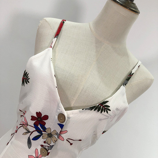 Rochie scurtă cu bretele subțiri în alb cu model