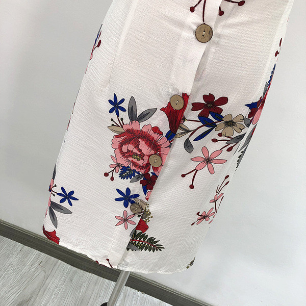 Rochie scurtă cu bretele subțiri în alb cu model