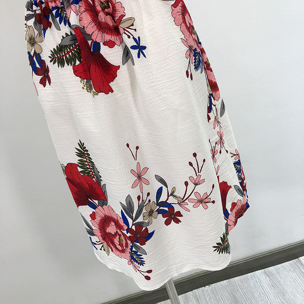 Rochie scurtă cu bretele subțiri în alb cu model