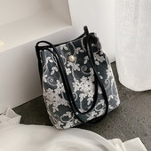 Geanta de dama moderna cu dantela - doua modele