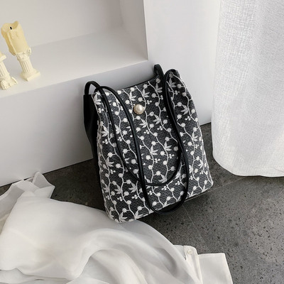 Geanta de dama moderna cu dantela - doua modele