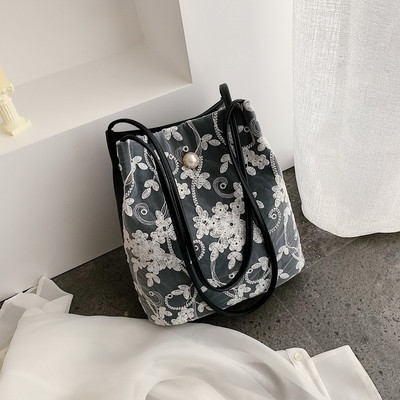 Geanta de dama moderna cu dantela - doua modele