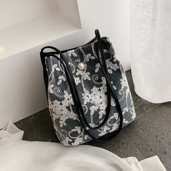 Geanta de dama moderna cu dantela - doua modele