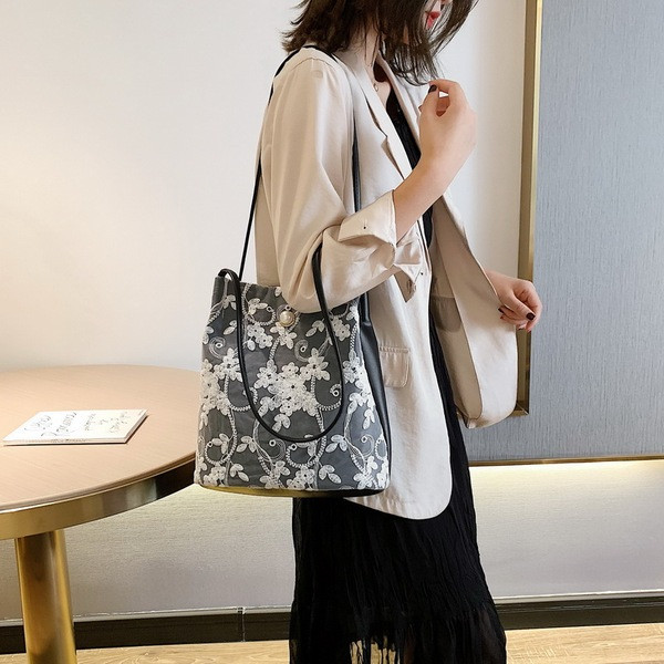 Geanta de dama moderna cu dantela - doua modele