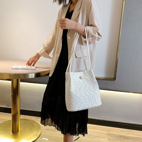 Geanta de dama moderna cu dantela - doua modele