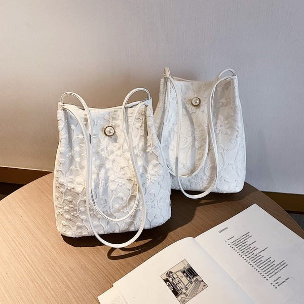 Geanta de dama moderna cu dantela - doua modele