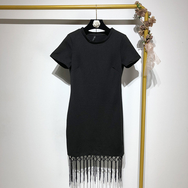 Дамска рокля ,изчистен модел в черен цвят с пискюли 