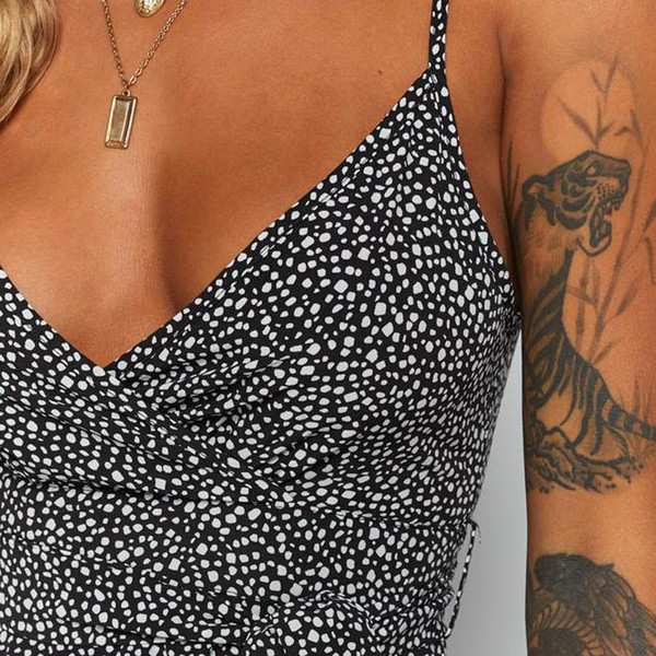 Rochie scurtă casual de damă, cu bretele subțiri și decolteu adânc, în negru