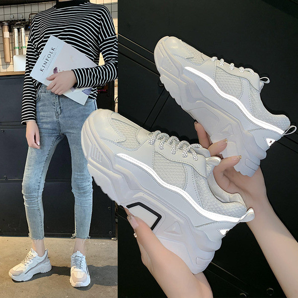 Αθλητικά casual γυναικεία παπούτσια σε λευκό και γκρι χρώμα