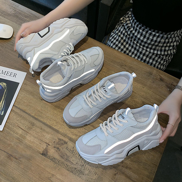 Αθλητικά casual γυναικεία παπούτσια σε λευκό και γκρι χρώμα