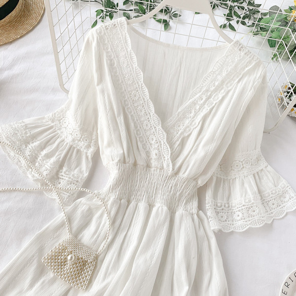 Модерна дамска рокля  с V-образно  деколте в бял цвят