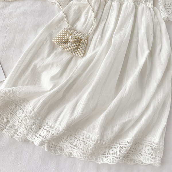 Модерна дамска рокля  с V-образно  деколте в бял цвят