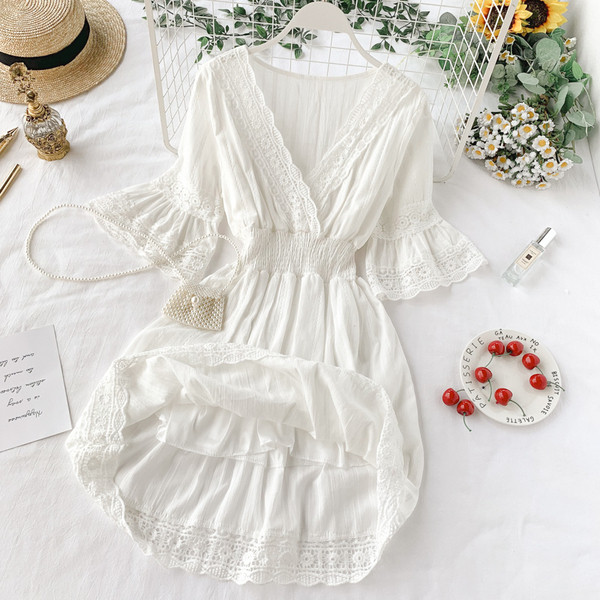 Модерна дамска рокля  с V-образно  деколте в бял цвят