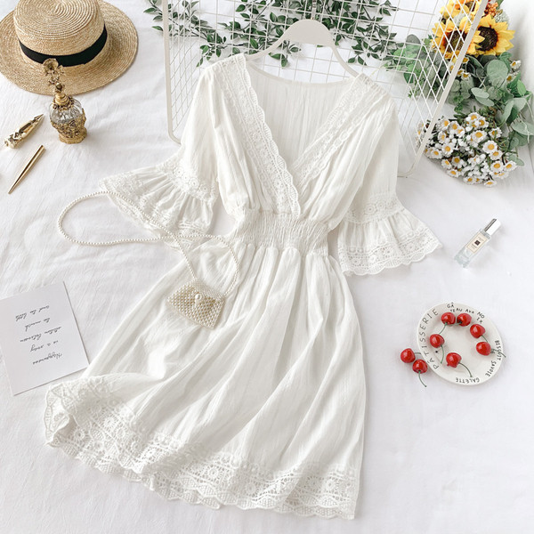 Модерна дамска рокля  с V-образно  деколте в бял цвят