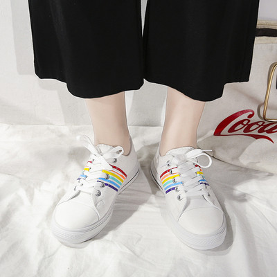 Κορυφαία γυναικεία αθλητικά παπούτσια μαύρα και άσπρα με εφαρμογές