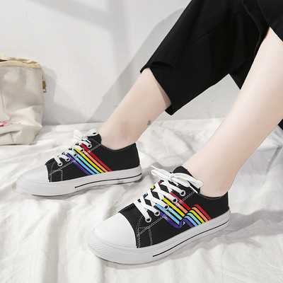 Κορυφαία γυναικεία αθλητικά παπούτσια μαύρα και άσπρα με εφαρμογές