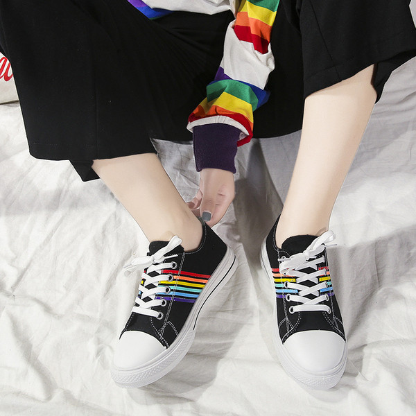 Κορυφαία γυναικεία αθλητικά παπούτσια μαύρα και άσπρα με εφαρμογές