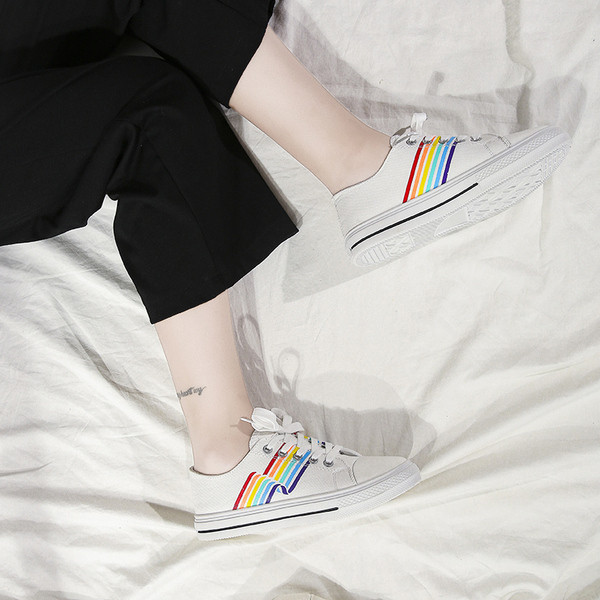 Κορυφαία γυναικεία αθλητικά παπούτσια μαύρα και άσπρα με εφαρμογές