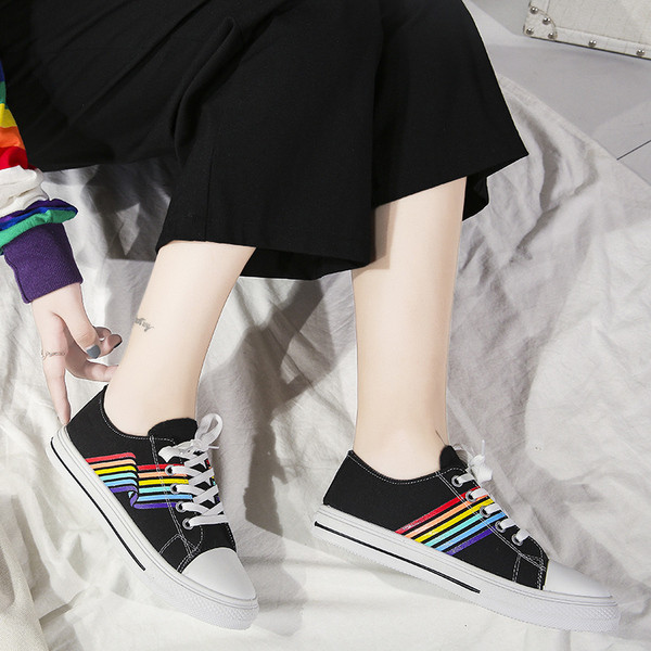 Κορυφαία γυναικεία αθλητικά παπούτσια μαύρα και άσπρα με εφαρμογές