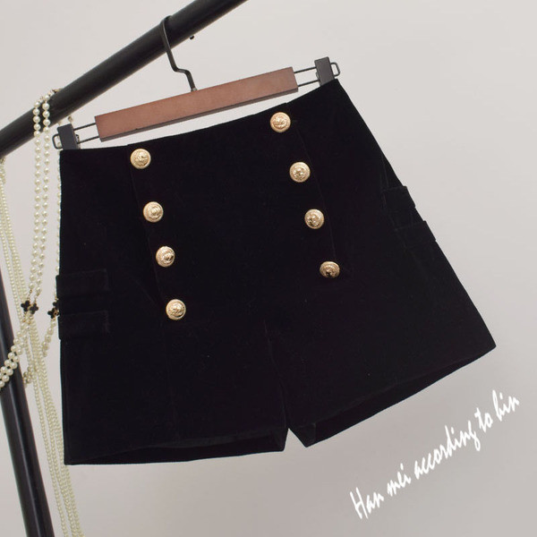 Pantaloni scurți moderni de damă cu nasturi în negru