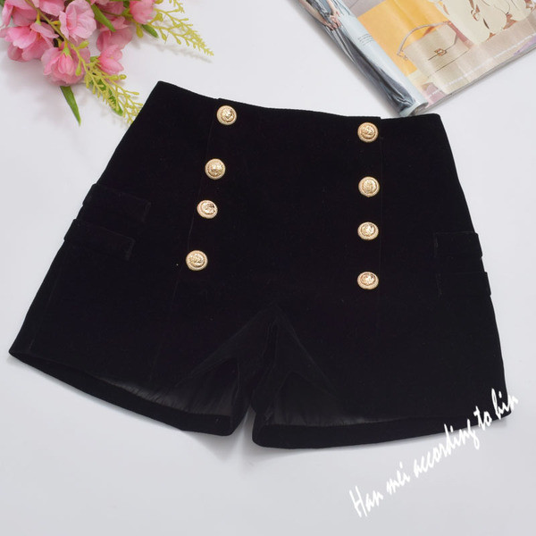 Pantaloni scurți moderni de damă cu nasturi în negru