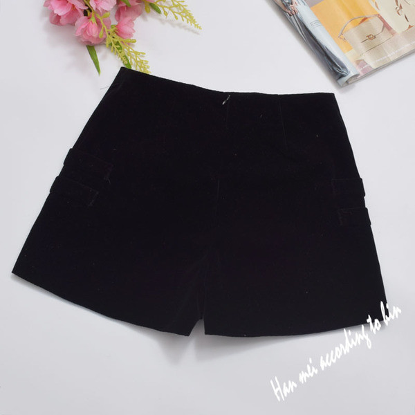 Pantaloni scurți moderni de damă cu nasturi în negru