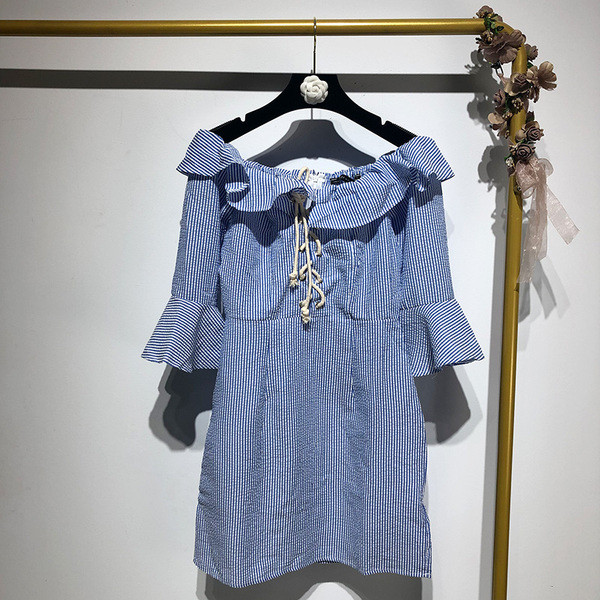 Rochie de damă în dungi cu umerii goi și mâneci lotus 3/4