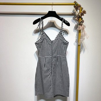 Rochie scurtă în carouri cu bretele subțiri