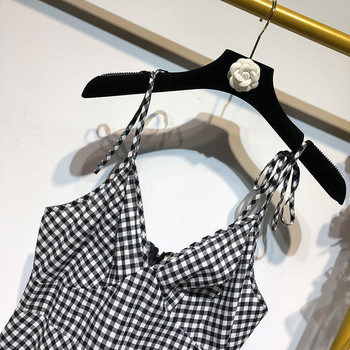 Rochie scurtă în carouri cu bretele subțiri