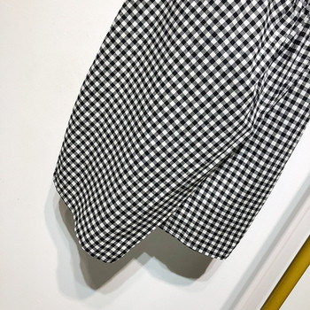 Rochie scurtă în carouri cu bretele subțiri