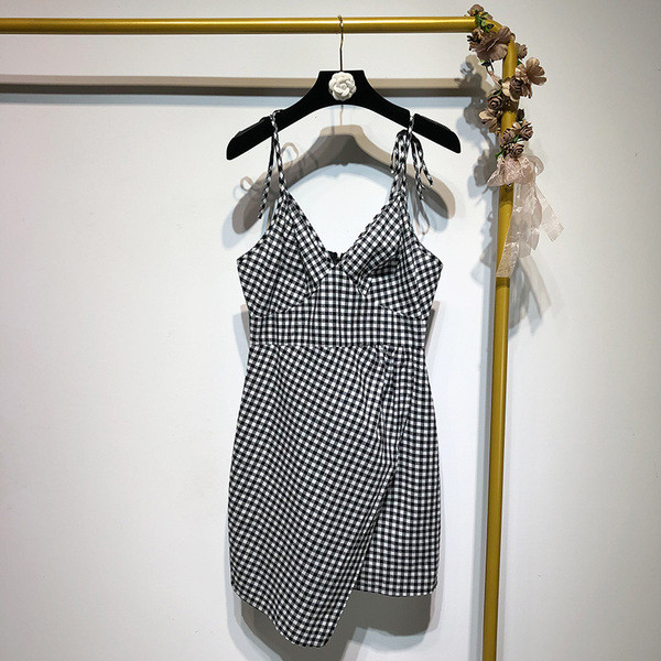 Rochie scurtă în carouri cu bretele subțiri