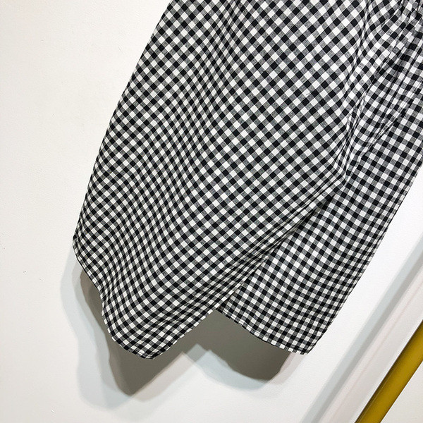 Rochie scurtă în carouri cu bretele subțiri