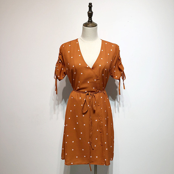 Rochie cu decolteu în V adânc și mâneci scurte de culoare maro