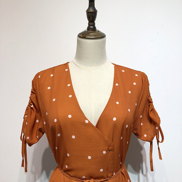 Rochie cu decolteu în V adânc și mâneci scurte de culoare maro