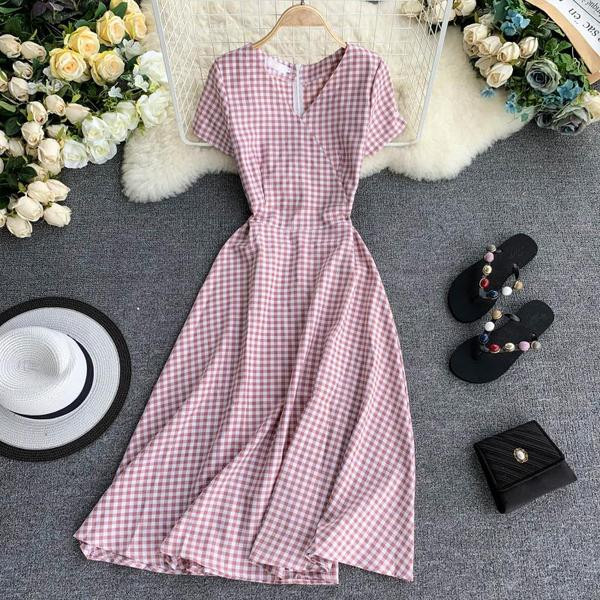 Rochie de damă în carouri cu decolteu în V