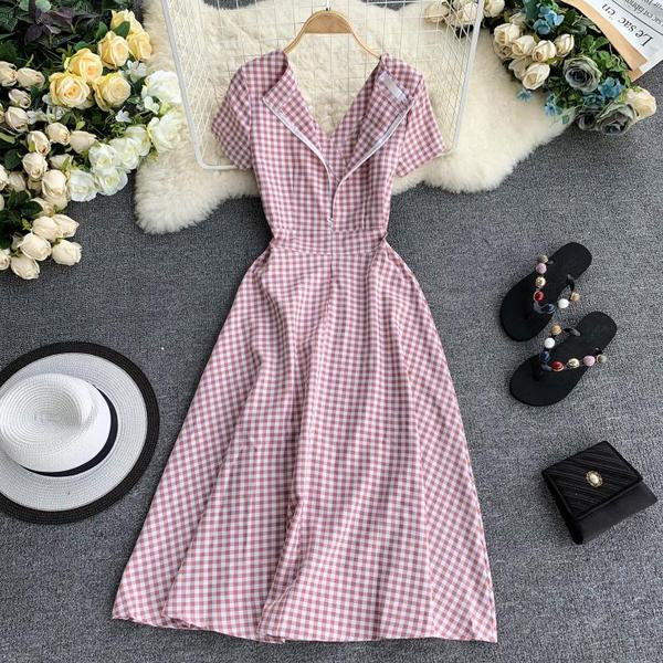 Rochie de damă în carouri cu decolteu în V