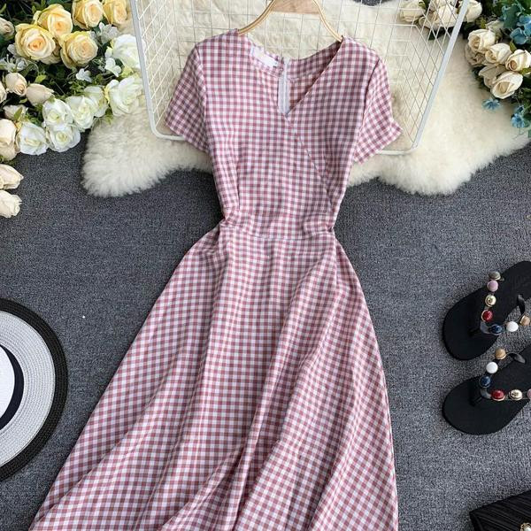 Rochie de damă în carouri cu decolteu în V