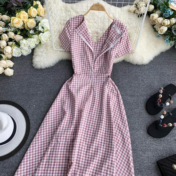 Rochie de damă în carouri cu decolteu în V