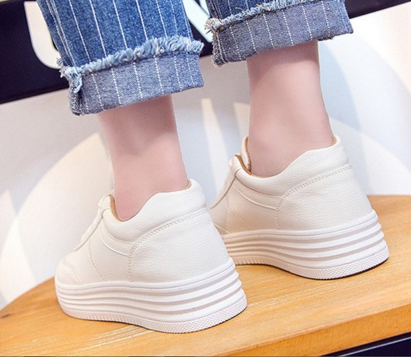 Αθλητικά γυναικεία παπούτσια νέο  μοντέλο σε λευκό και ροζ χρώμα