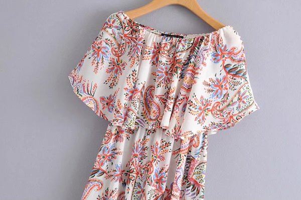 Rochie lunga cu umerii goi cu model floral