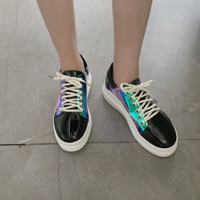 Κορυφαία γυναικεία αθλητικά παπούτσια σε μαύρο και άσπρο χρώμα