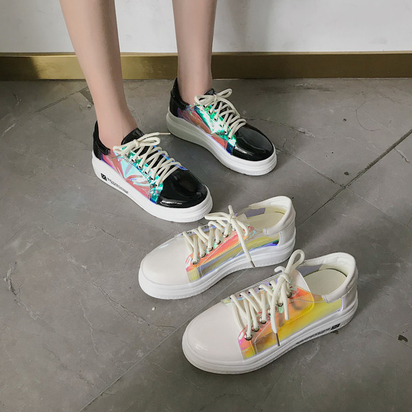 Κορυφαία γυναικεία αθλητικά παπούτσια σε μαύρο και άσπρο χρώμα