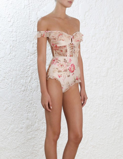 Κομψό μαγιό με κομμένα κομμάτια σε τρία χρώματα