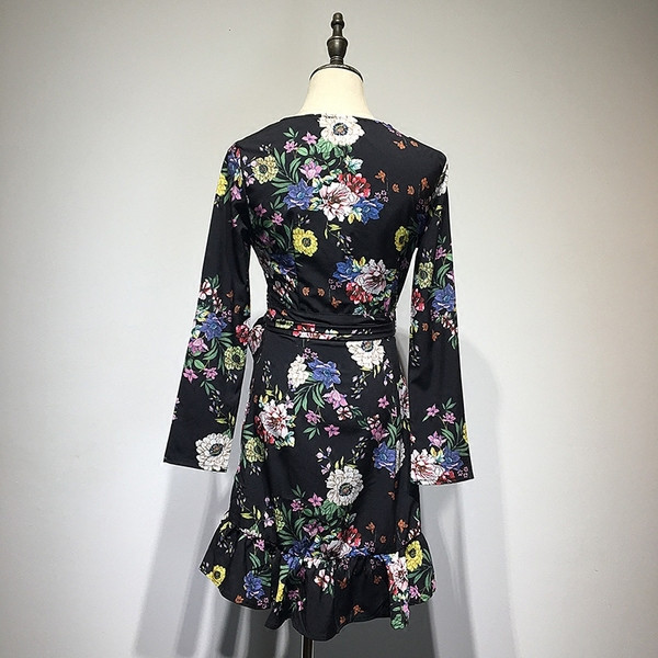 Rochie cu decolteu adânc, cu mâneci lungi cu model floral