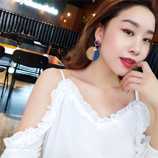 Cercei de dama actuali cu forma rotunda